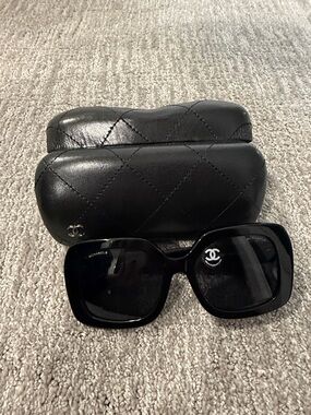 BRAND NEW Fashionable Chic Black Oversized Square Sunglasses with Quilted Case